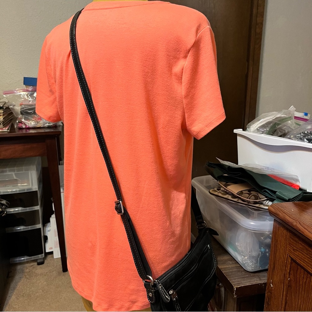 A Fossil crossbody with lots of pockets - Picture 3 of 12